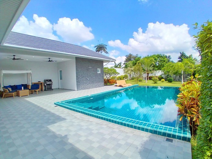 House for sale East Pattaya showing the BBQ area and pool House for sale East Pattaya showing the BBQ area and pool
