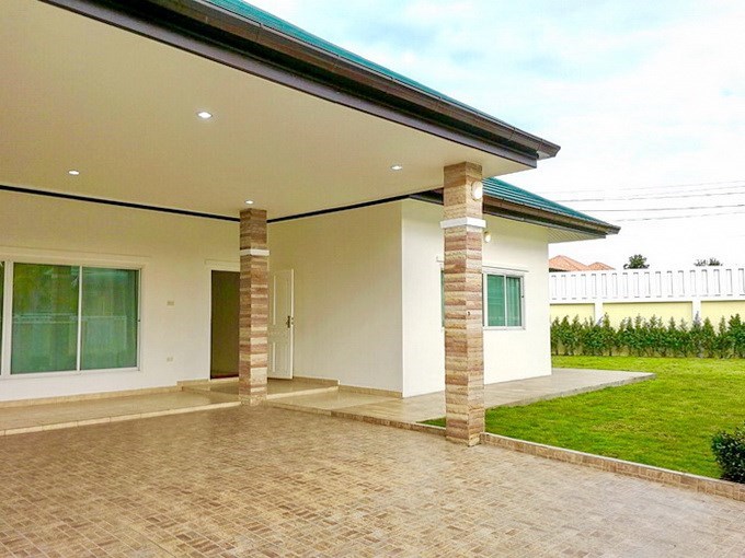 House for sale East Pattaya showing the carport House for sale East Pattaya showing the carport
