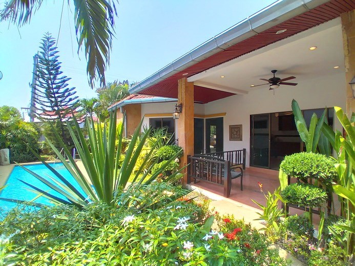 House for sale East Pattaya showing the covered terrace, garden and pool House for sale East Pattaya showing the covered terrace, garden and pool