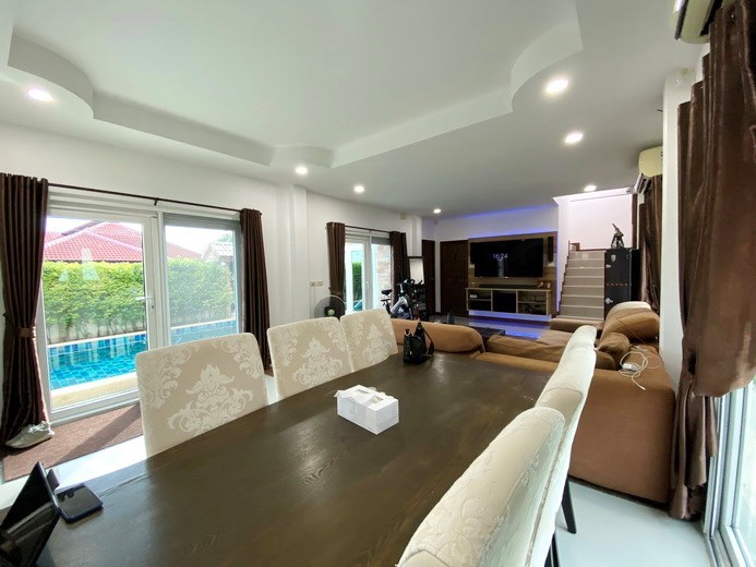 House for sale East Pattaya showing the dining and living areas 