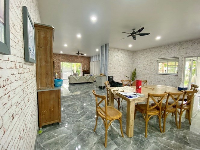 House for sale East Pattaya showing the dining and living areas 