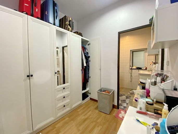 House for sale East Pattaya showing the dressing area for master bathroom 