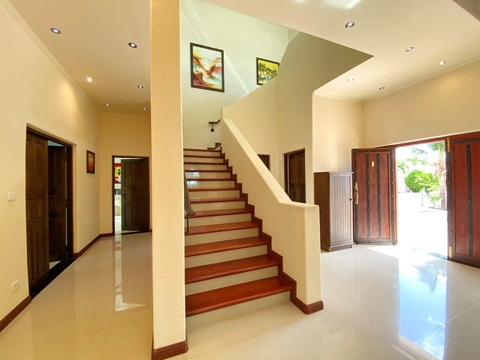 House for sale East Pattaya showing the entrance and guest bathroom