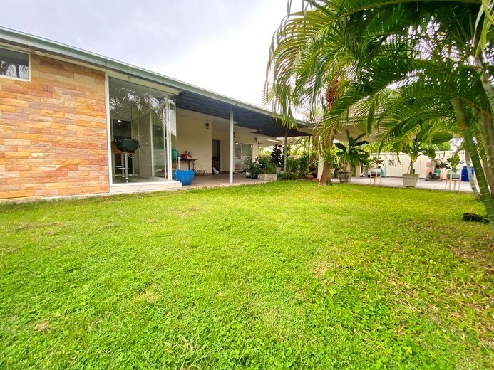 House for sale East Pattaya showing the garden 