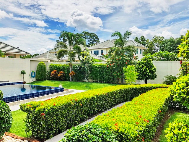 House for sale East Pattaya showing the garden and pool House for sale East Pattaya showing the garden and pool