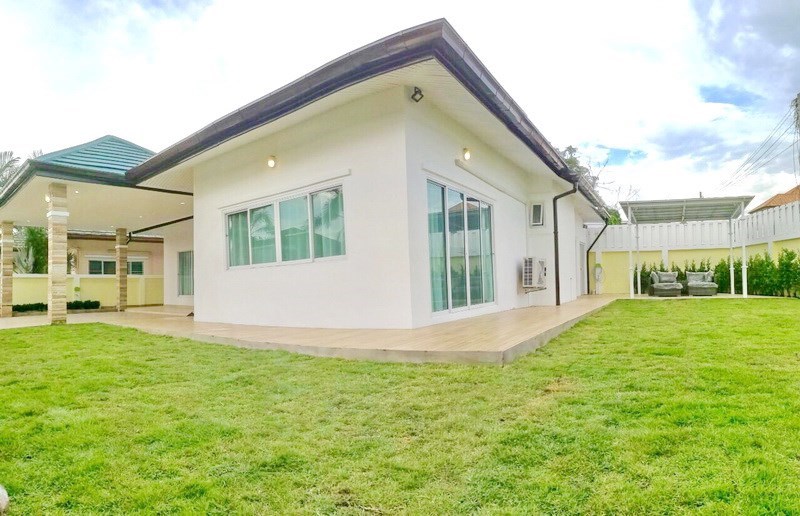 House for sale East Pattaya showing the house and garden House for sale East Pattaya showing the house and garden
