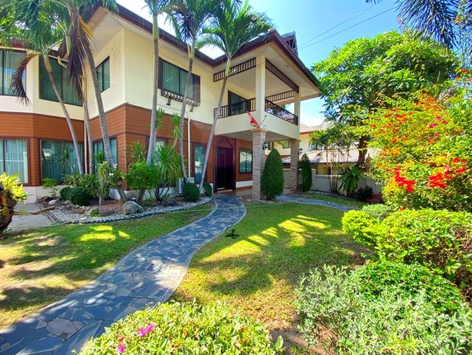 House for sale East Pattaya showing the house and garden 