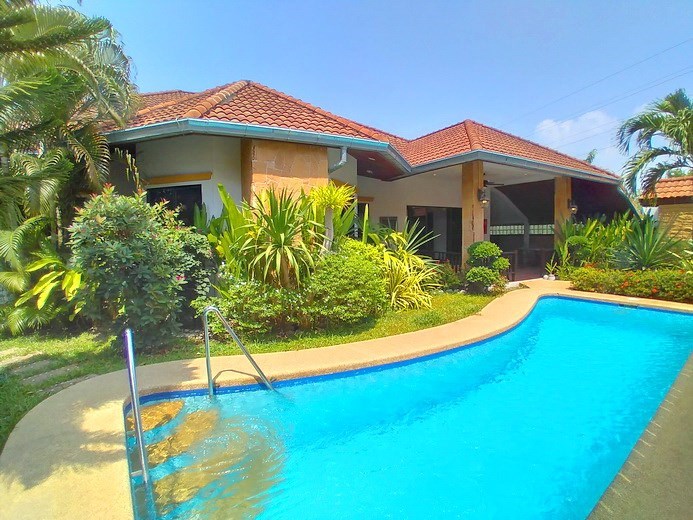 House for sale East Pattaya showing the house and pool House for sale East Pattaya showing the house and pool