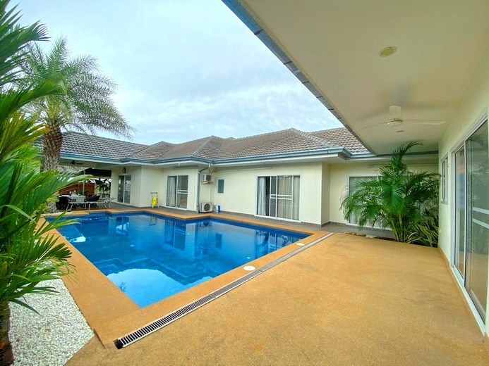 House for sale East Pattaya showing the house and pool 