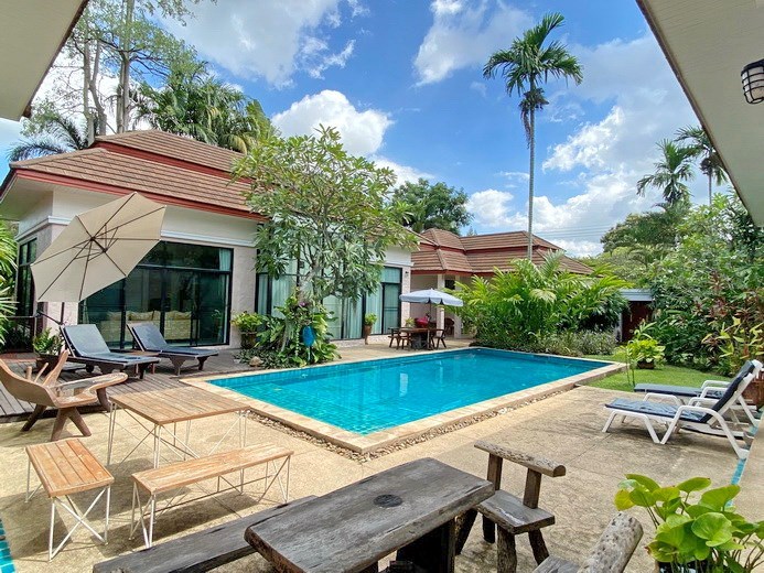 House for sale East Pattaya showing the house and pool 