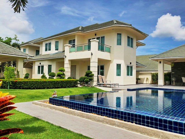 House for sale East Pattaya showing the house and pool House for sale East Pattaya showing the house and pool
