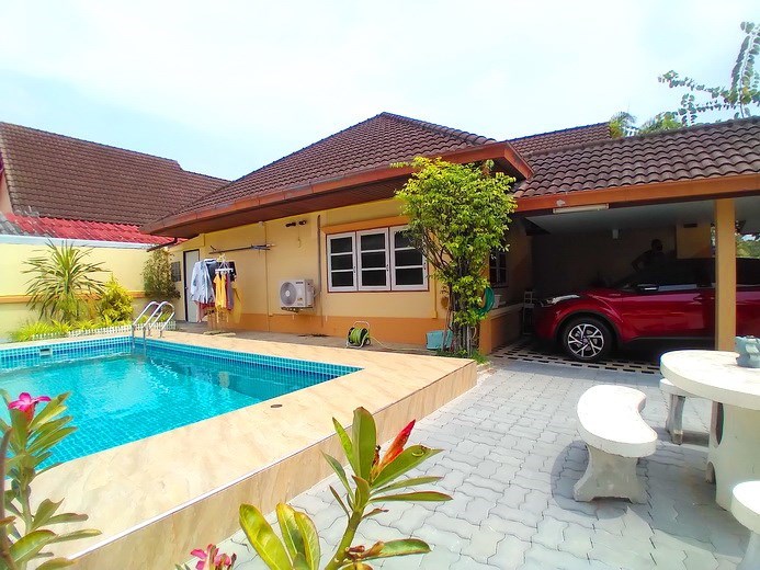 House for sale East Pattaya showing the house, pool and carport House for sale East Pattaya showing the house, pool and carport