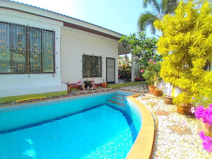 House for sale East Pattaya showing the house, pool and garden 