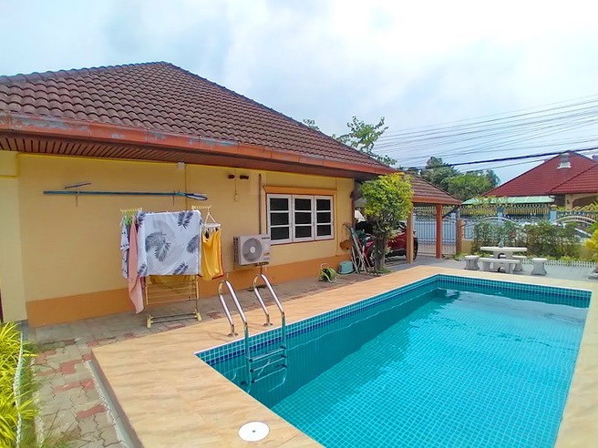 House for sale East Pattaya showing the house, pool and terrace House for sale East Pattaya showing the house, pool and terrace