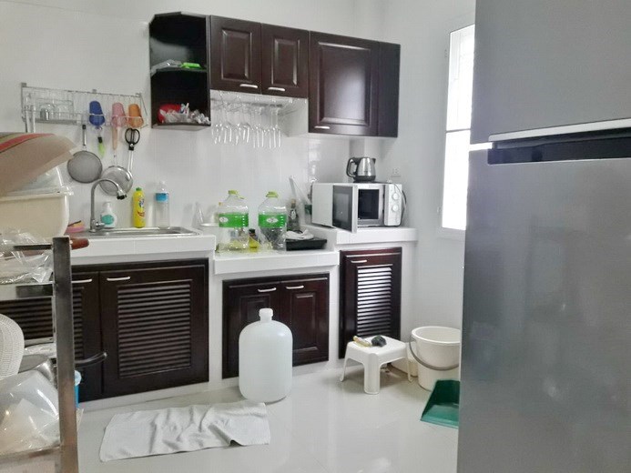 House for sale East Pattaya showing the kitchen 