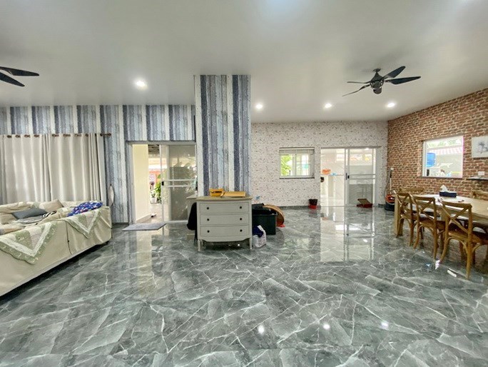 House for sale East Pattaya showing the living and dining areas 