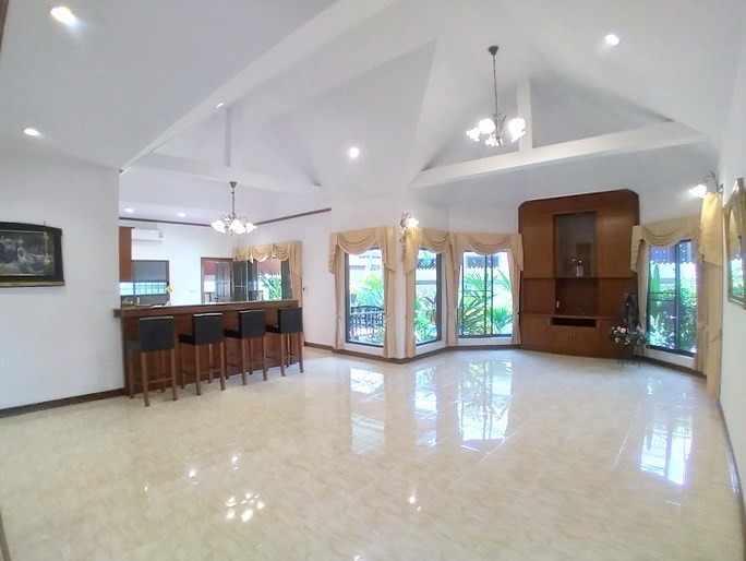 House for sale East Pattaya showing the living and dining areas House for sale East Pattaya showing the living and dining areas