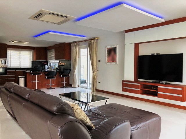 House for sale East Pattaya showing the living and kitchen House for sale East Pattaya showing the living and kitchen
