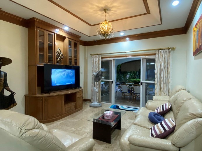 House for sale East Pattaya showing the living area 