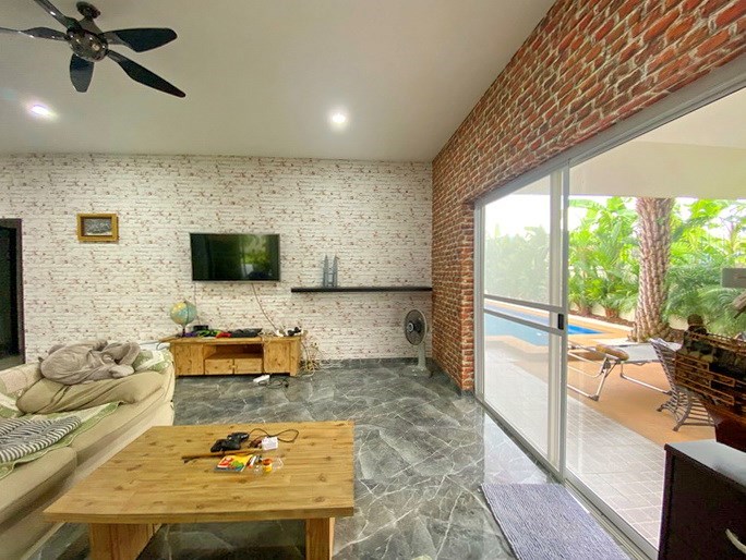 House for sale East Pattaya showing the living area with pool view 