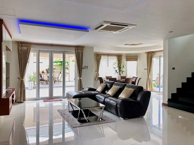 House for sale East Pattaya showing the living and dining areas House for sale East Pattaya showing the living and dining areas