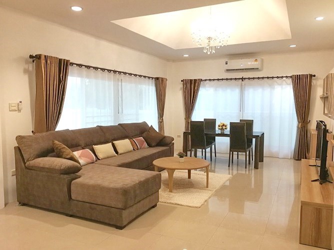 House for sale East Pattaya showing the living and dining areas House for sale East Pattaya showing the living and dining areas