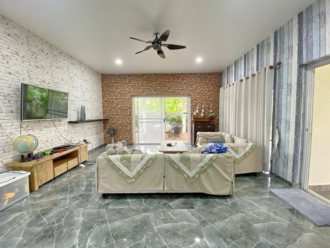 House for sale East Pattaya showing the living room 
