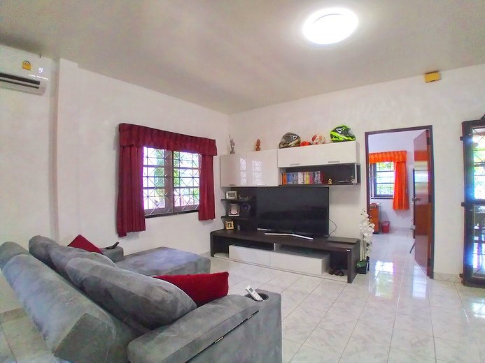 House for sale East Pattaya showing the living room