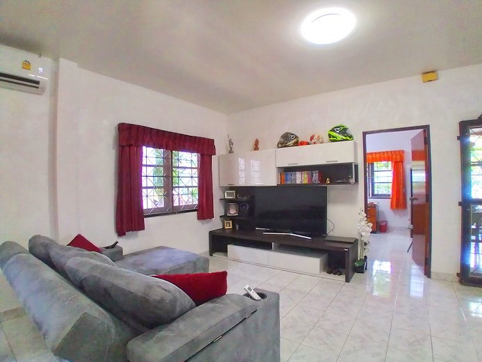 House for sale East Pattaya showing the living room House for sale East Pattaya showing the living room
