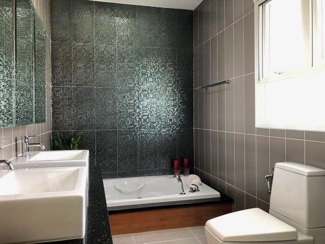 House for sale East Pattaya showing the master bathroom House for sale East Pattaya showing the master bathroom