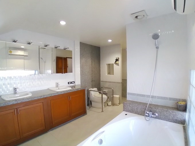 House for sale East Pattaya showing the master bathroom House for sale East Pattaya showing the master bathroom