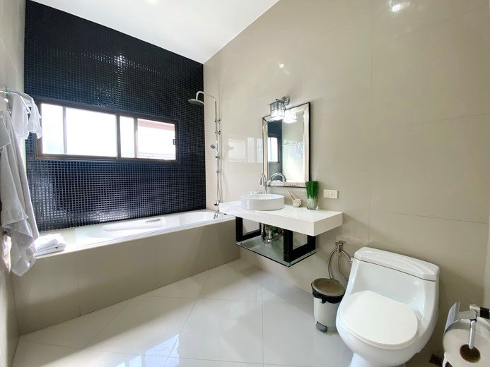 House for sale East Pattaya showing the master bathroom 