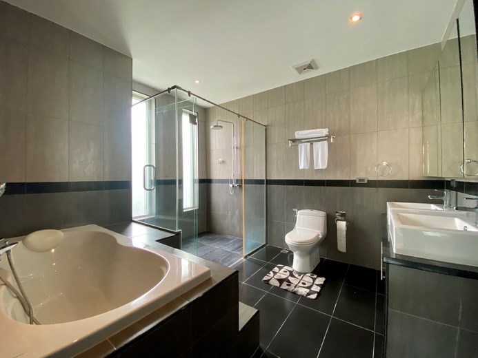 House for rent East Pattaya showing the master bathroom 