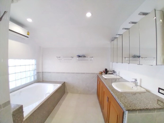 House for sale East Pattaya showing the bathroom with bathtub House for sale East Pattaya showing the bathroom with bathtub
