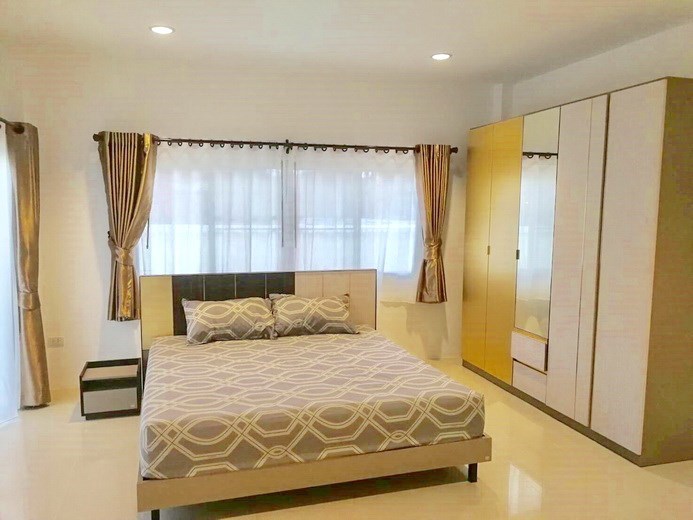 House for sale East Pattaya showing the master bedroom with furniture House for sale East Pattaya showing the master bedroom with furniture