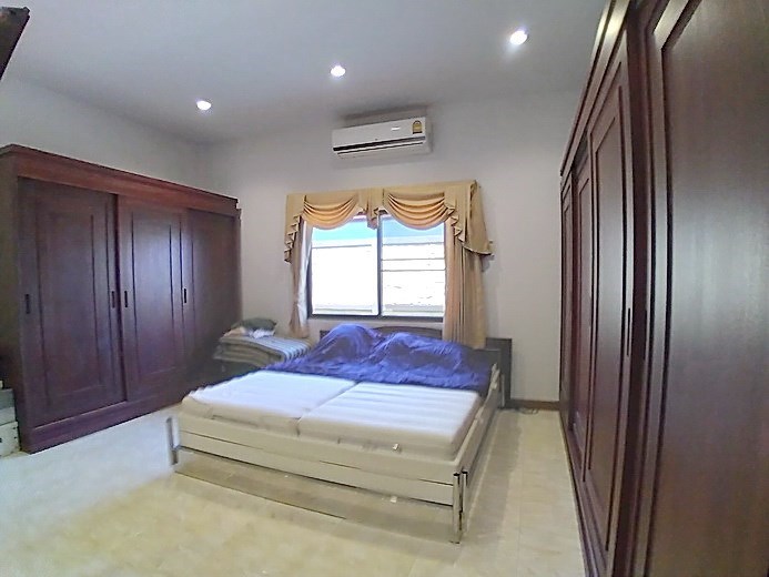 House for sale East Pattaya showing the master bedroom House for sale East Pattaya showing the master bedroom