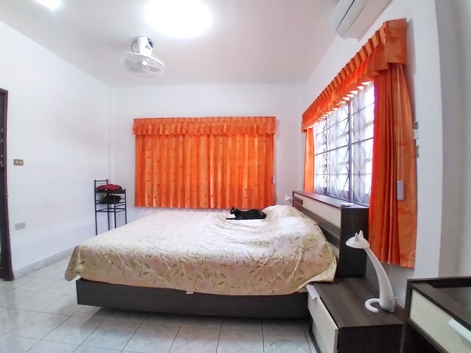 House for sale East Pattaya showing the master bedroom House for sale East Pattaya showing the master bedroom