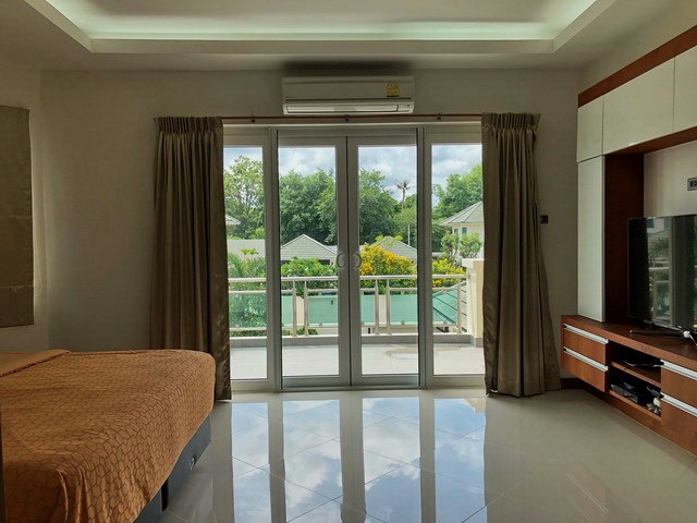 House for sale East Pattaya showing the master bedroom with balcony House for sale East Pattaya showing the master bedroom with balcony