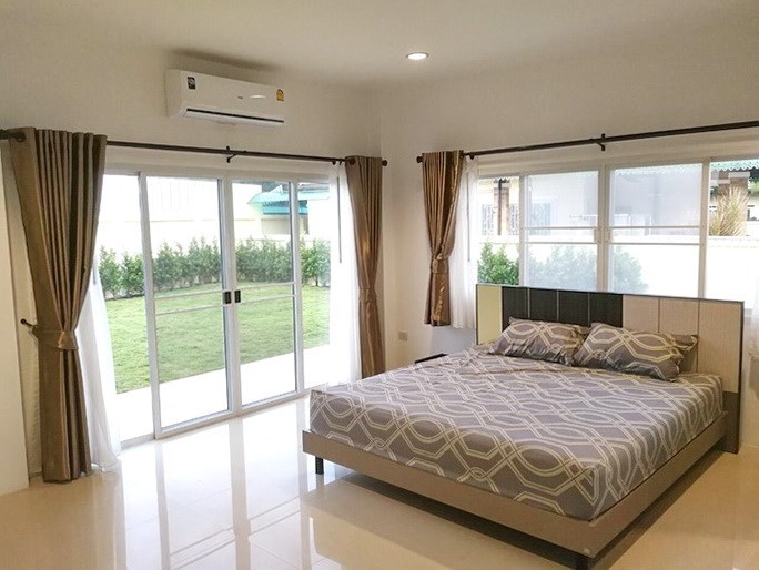 House for sale East Pattaya showing the master bedroom with garden view House for sale East Pattaya showing the master bedroom with garden view