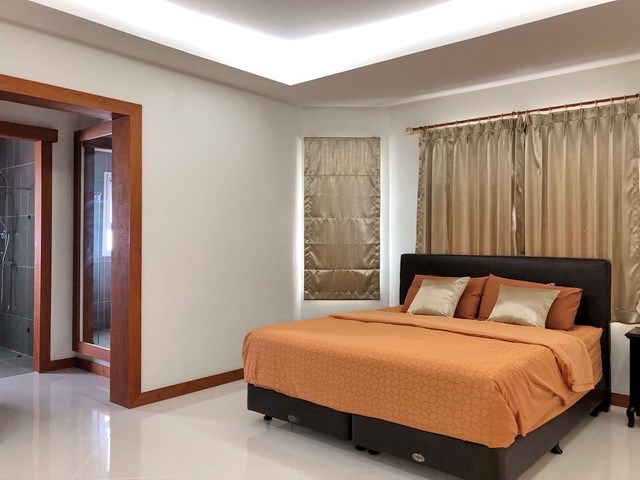 House for sale East Pattaya showing the master bedroom suite House for sale East Pattaya showing the master bedroom suite