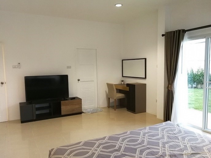 House for sale East Pattaya showing the master bedroom suite House for sale East Pattaya showing the master bedroom suite