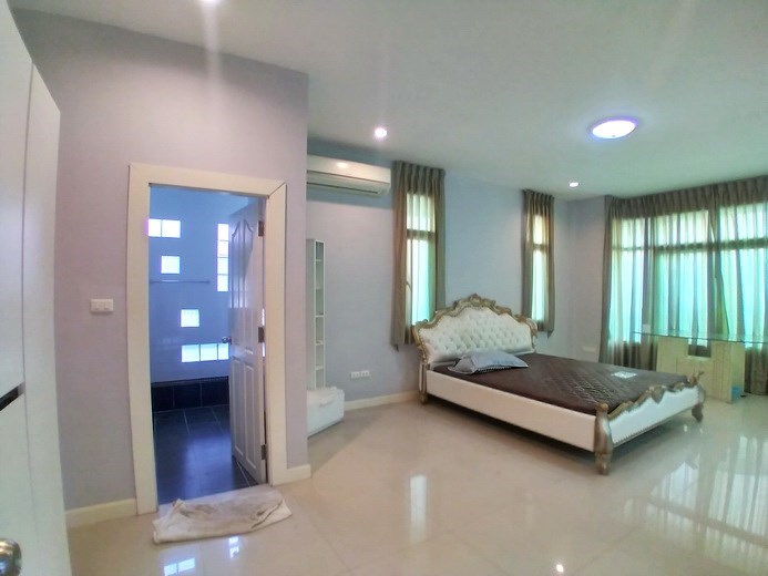 House for sale East Pattaya showing the master bedroom suite 