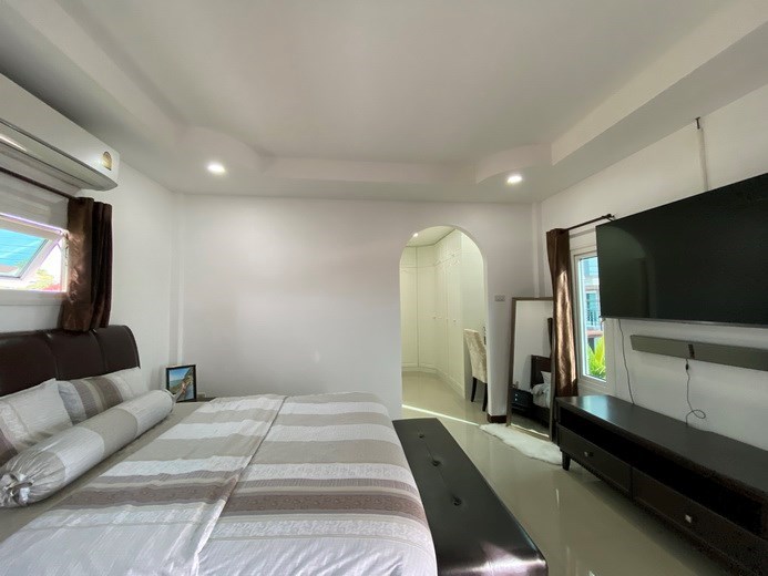 House for sale East Pattaya showing the master bedroom suite 