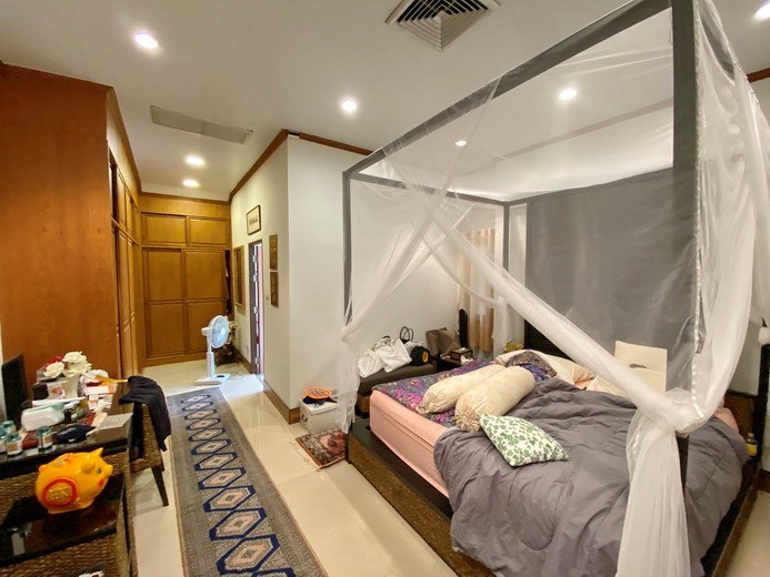 House for sale East Pattaya showing the master bedroom suite 