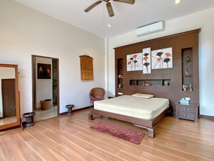 House for sale East Pattaya showing the master bedroom suite 