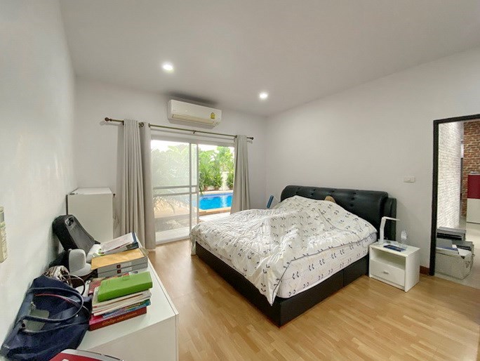House for sale East Pattaya showing the master bedroom with pool view 