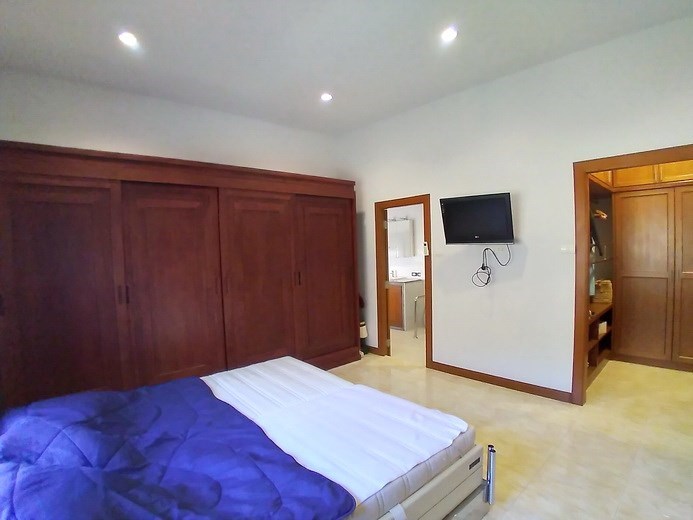 House for sale East Pattaya showing the master bedroom with walk-in wardrobes House for sale East Pattaya showing the master bedroom with walk-in wardrobes