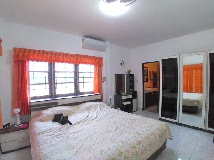 House for sale East Pattaya showing the master bedroom suite House for sale East Pattaya showing the master bedroom suite