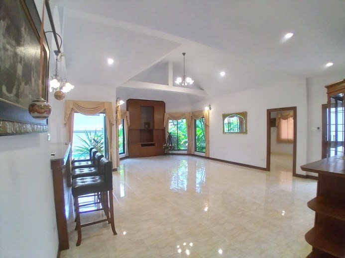 House for sale East Pattaya showing the open plan living area House for sale East Pattaya showing the open plan living area