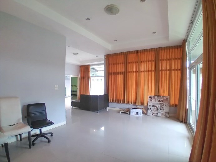 House for sale East Pattaya showing the open plan living area 